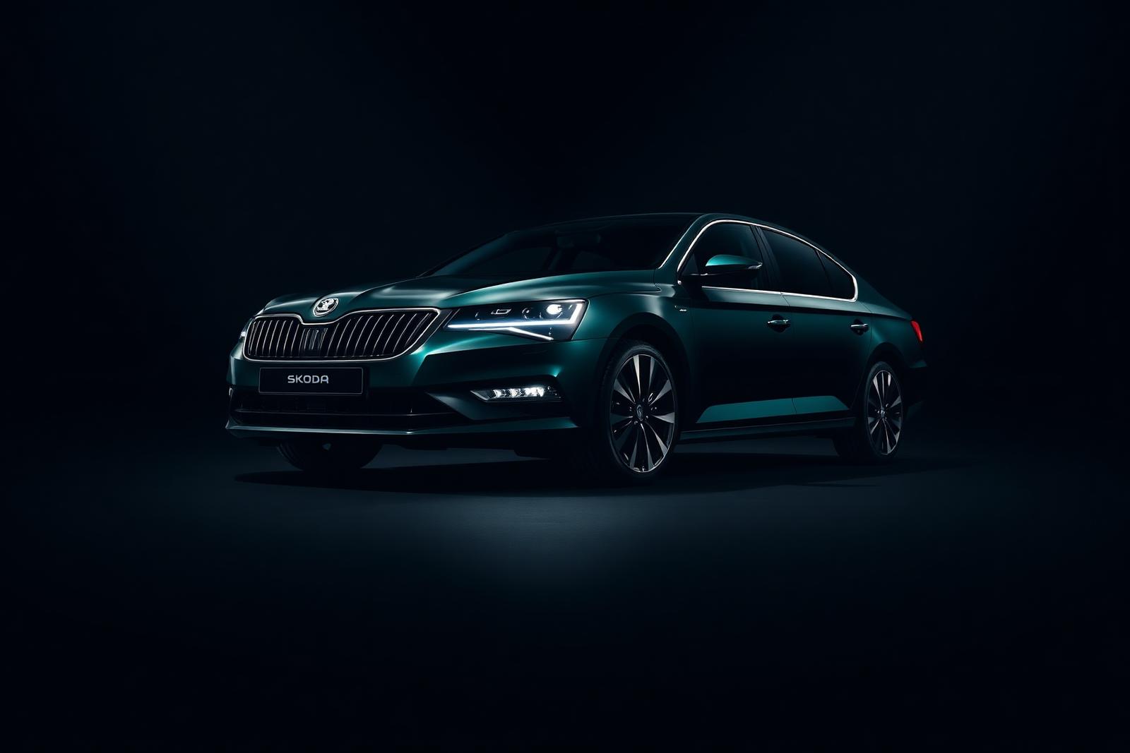 Škoda Superb u tamnom studiju